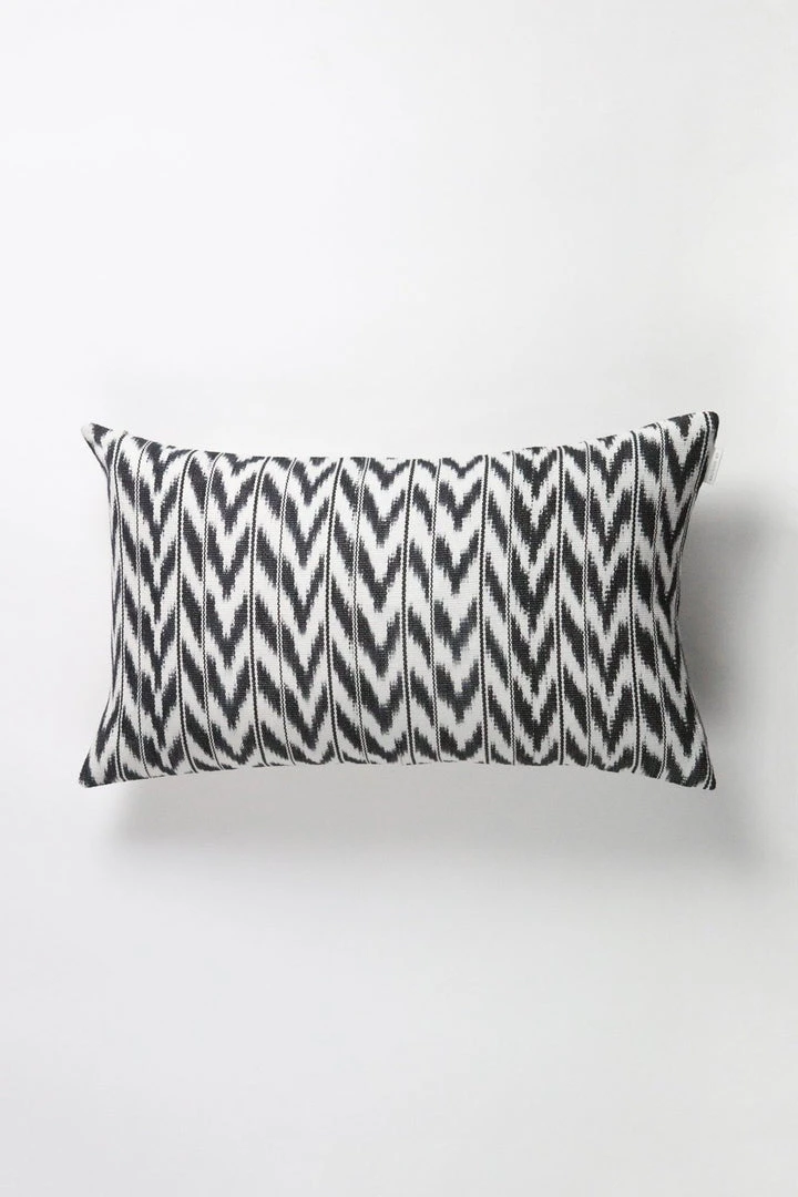 Archive New York Toto Ikat Lumbar Pillow - Black + White 4 Archive New York Toto Ikat Lumbar Pillow - Black + White