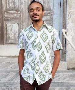 Passion Lilie Men's Palm Village Button Down Shirt